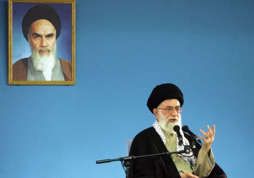 WoW Explica: Irã e o regime dos aiatolás: história, consolidação e o futuro pós-Khamenei